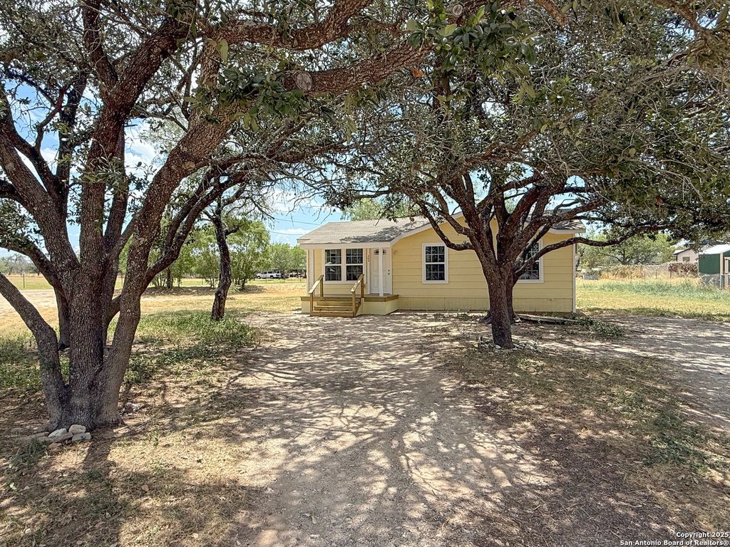 Photo of 303 Davis, Devine, TX 78016 (MLS # 1893328)