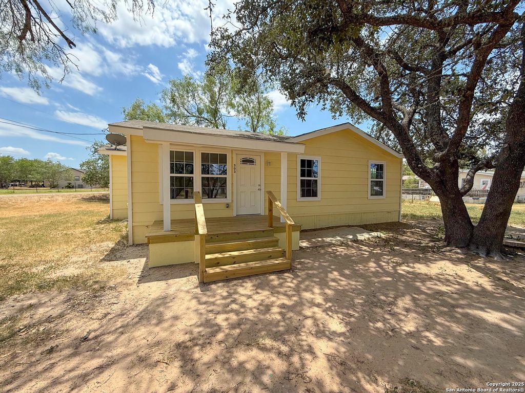 Photo of 303 Davis, Devine, TX 78016 (MLS # 1893328)