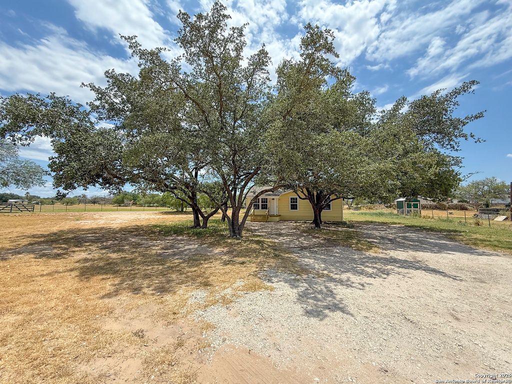Photo of 303 Davis, Devine, TX 78016 (MLS # 1893328)