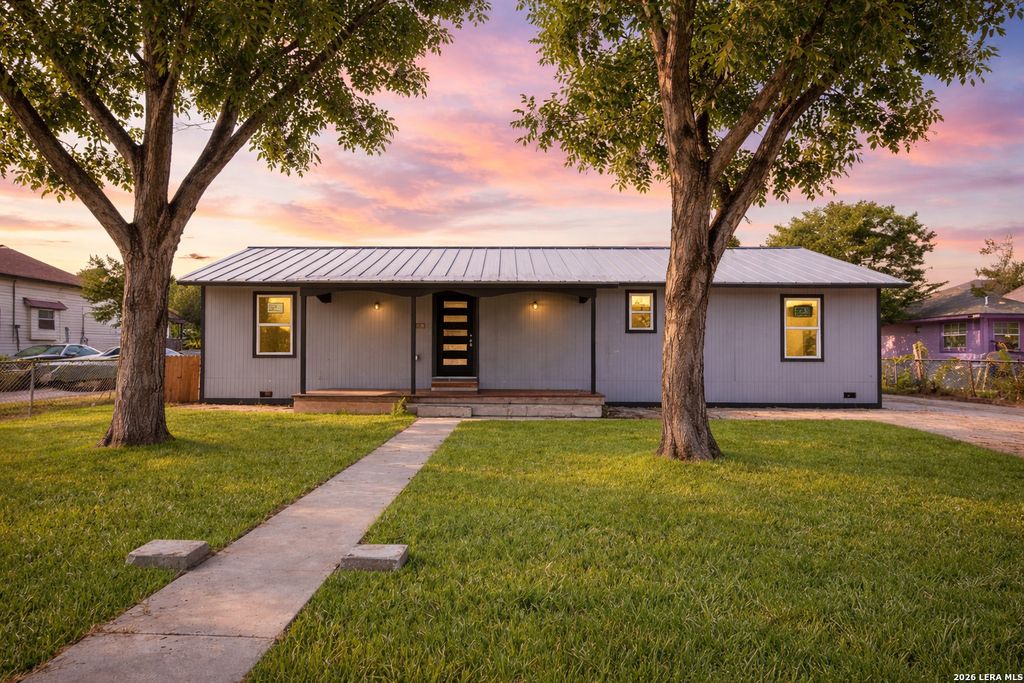 Photo of 1126 W Lullwood, San Antonio, TX 78201 (MLS # 1955108)