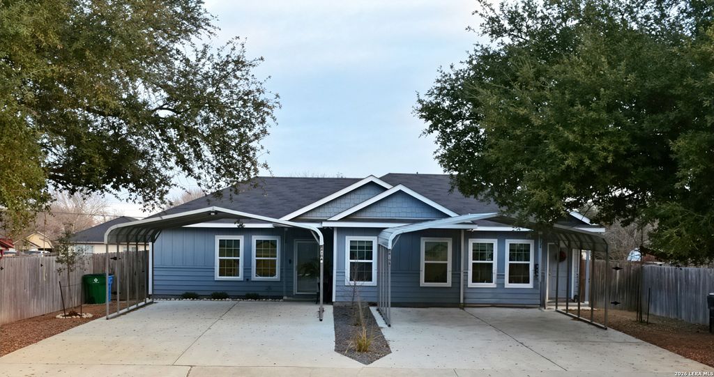 Photo of 810 E Baxter St, Seguin, TX 78155 (MLS # 1909677)