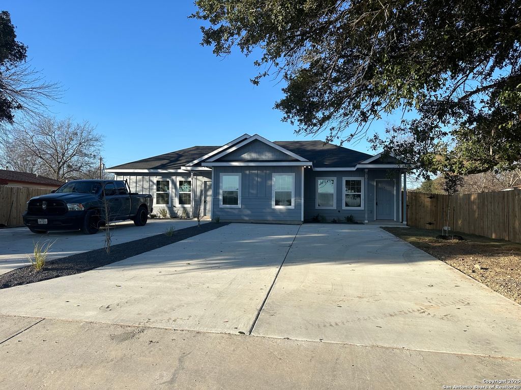 Photo of 810 E Baxter St, Seguin, TX 78155 (MLS # 1909677)