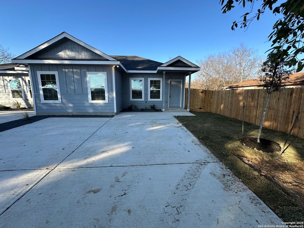 Photo of 810 E Baxter St, Seguin, TX 78155 (MLS # 1909677)