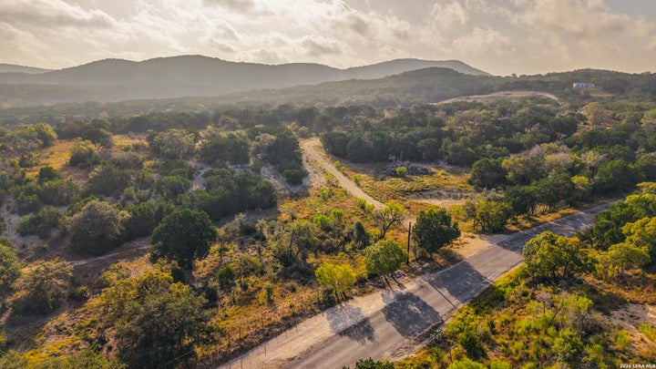 Photo 1 of 29 — 1576 Bear Creek Rd, Pipe Creek, TX 78063