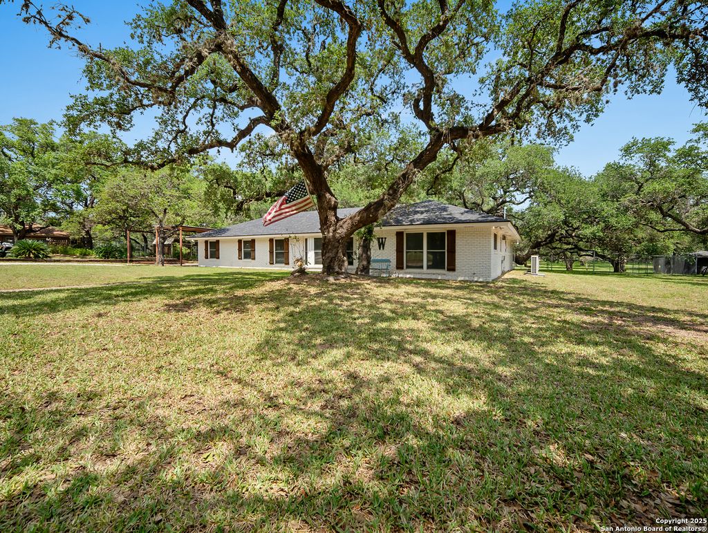 Photo of 23 Sunrise, Pleasanton, TX 78064 (MLS # 1862224)
