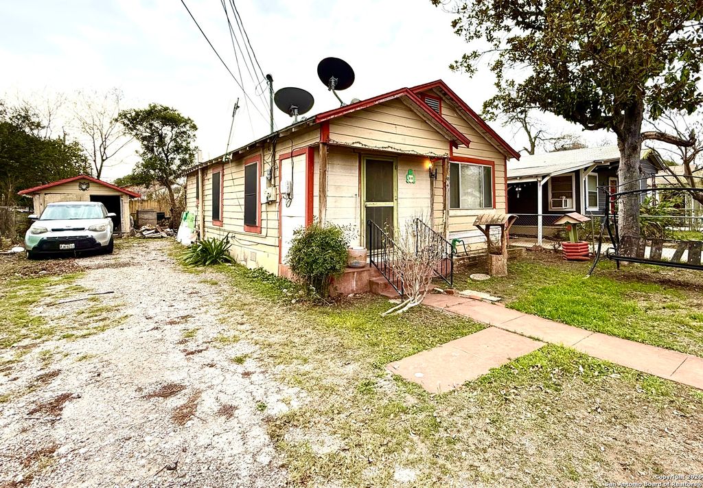 Photo of 818 Angela, San Antonio, TX 78207 (MLS # 1932717)