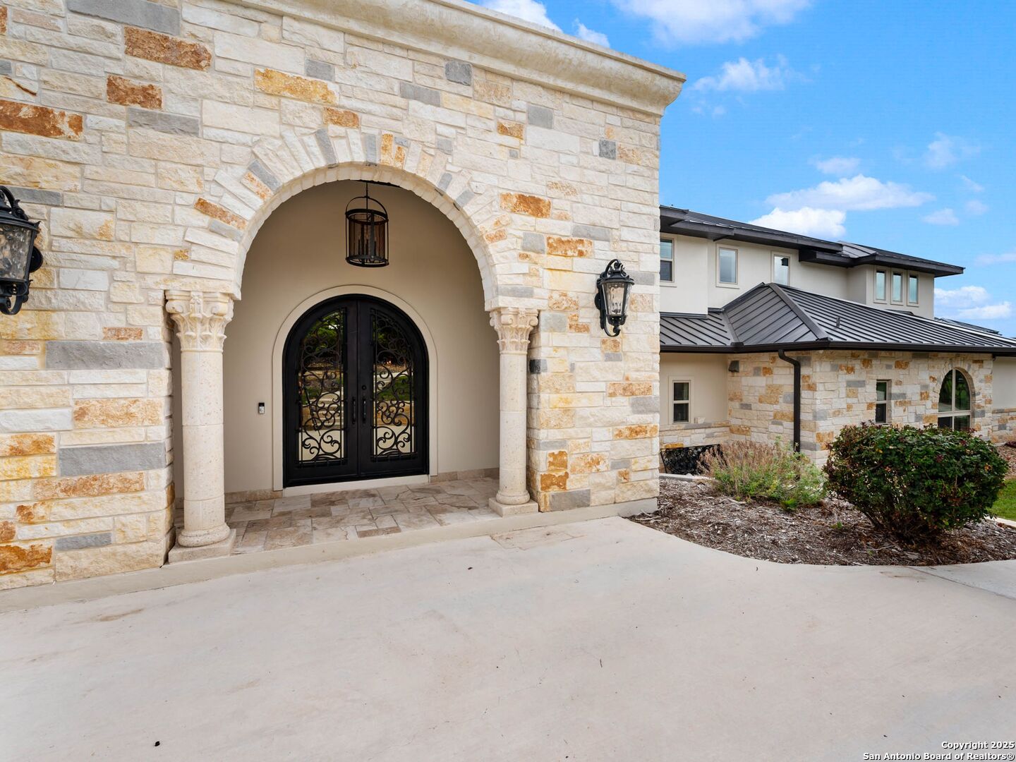 1402 Grey Flint Cove
