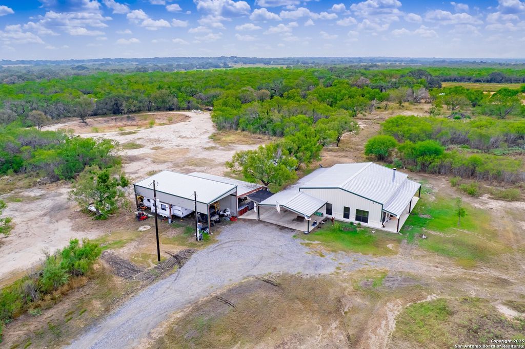 Photo of 462 Co Rd 763 B, Devine, TX 78016 (MLS # 1924397)