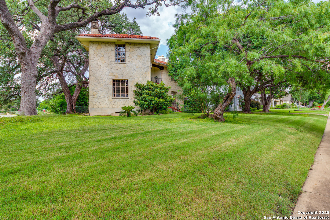 2235 W Kings Hwy