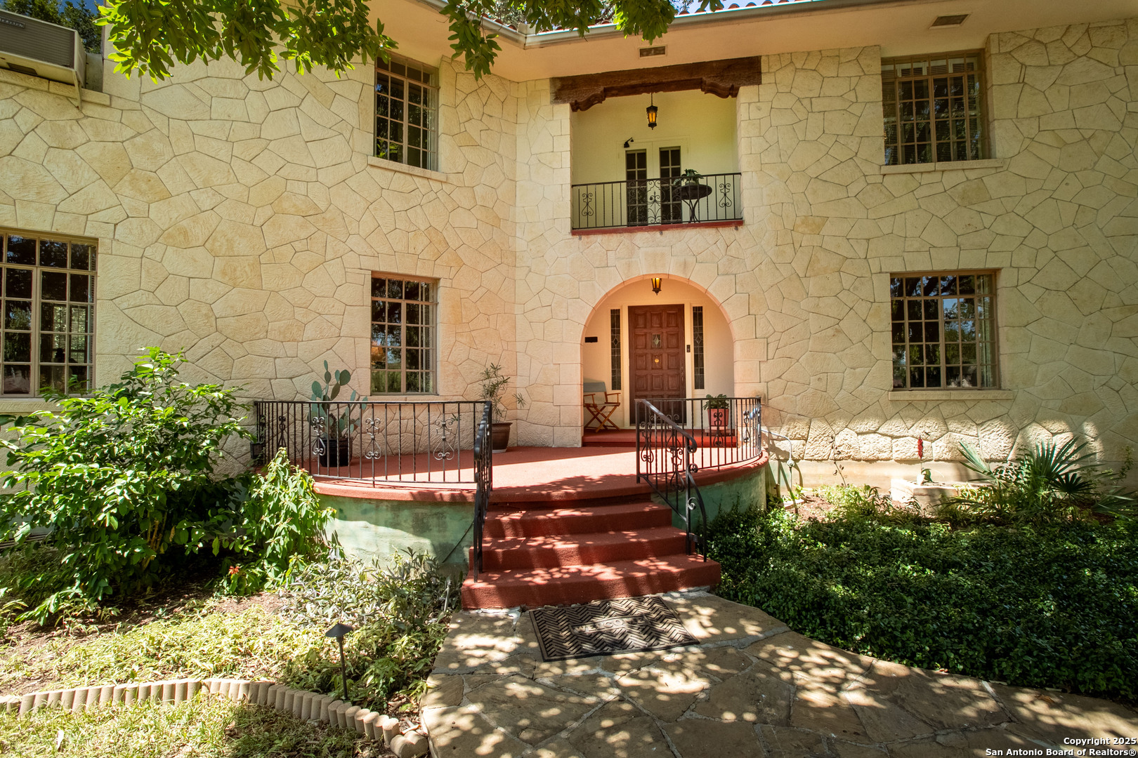 2235 W Kings Hwy