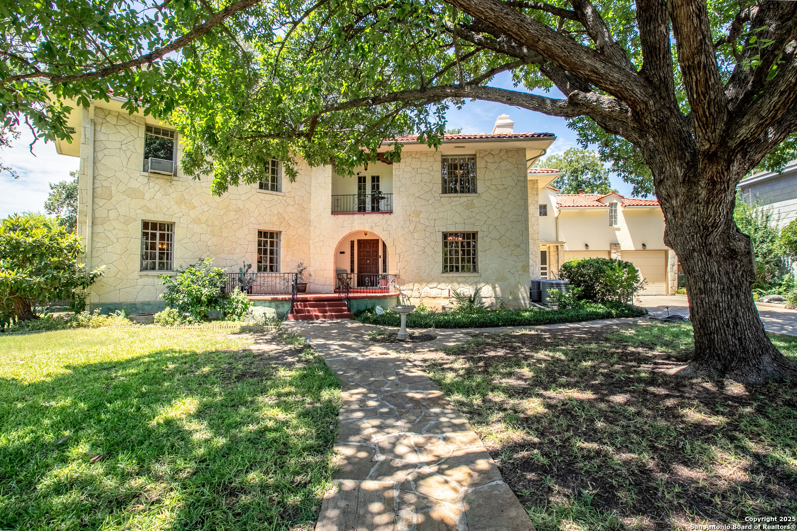 2235 W Kings Hwy