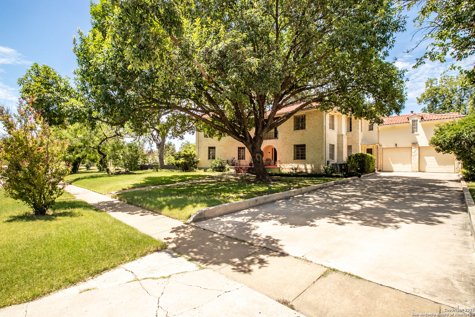 2235 W Kings Hwy