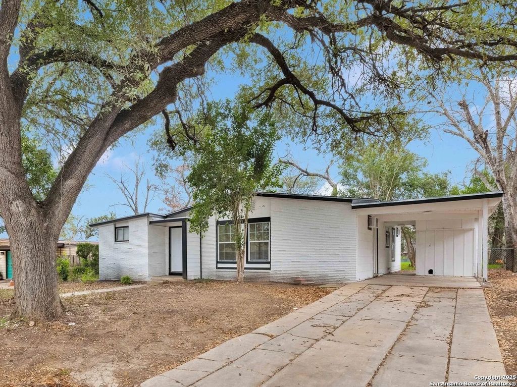 Photo of 162 Birchwood Dr, San Antonio, TX 78213 (MLS # 1918313)