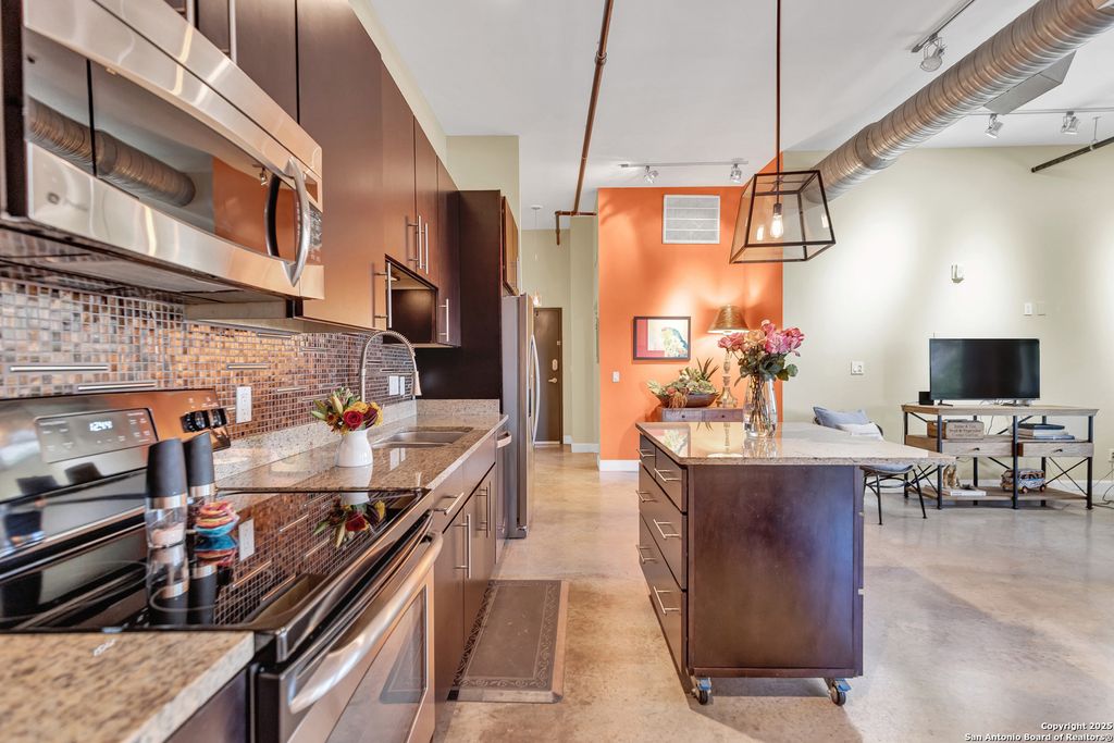 Photo of 831 S Flores 3202 #3202, San Antonio, TX 78204 (MLS # 1907046)