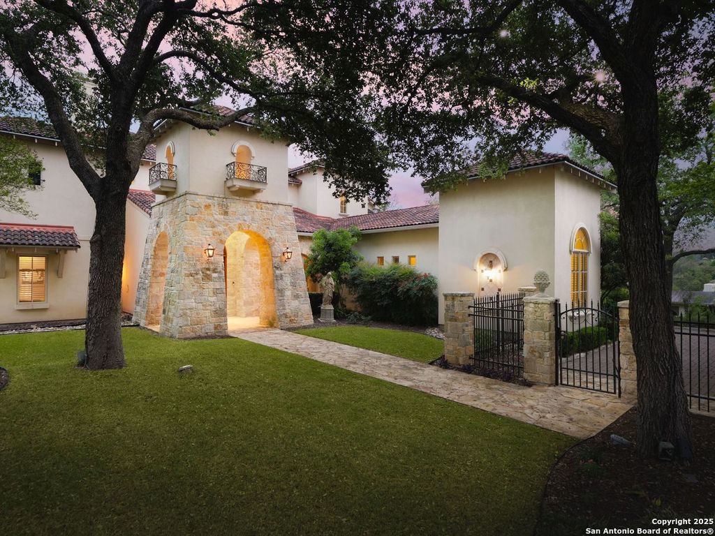 Photo of 810 Garraty Hill, Terrell Hills, TX 78209 (MLS # 1929853)