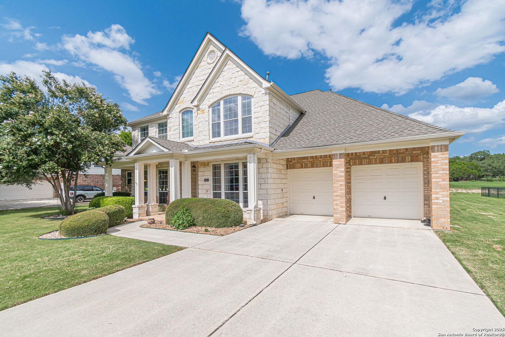 8411 Monument Oak