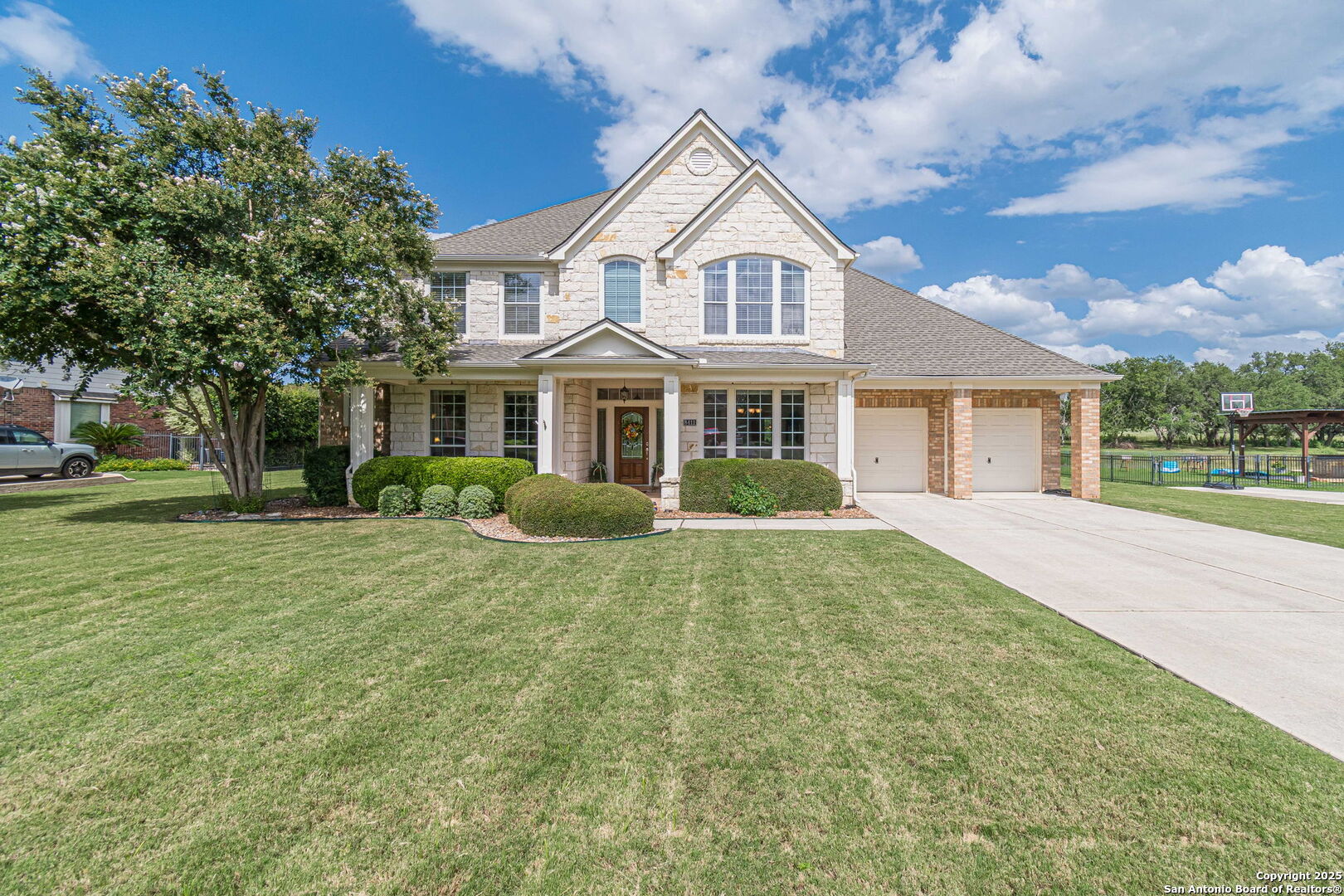 8411 Monument Oak