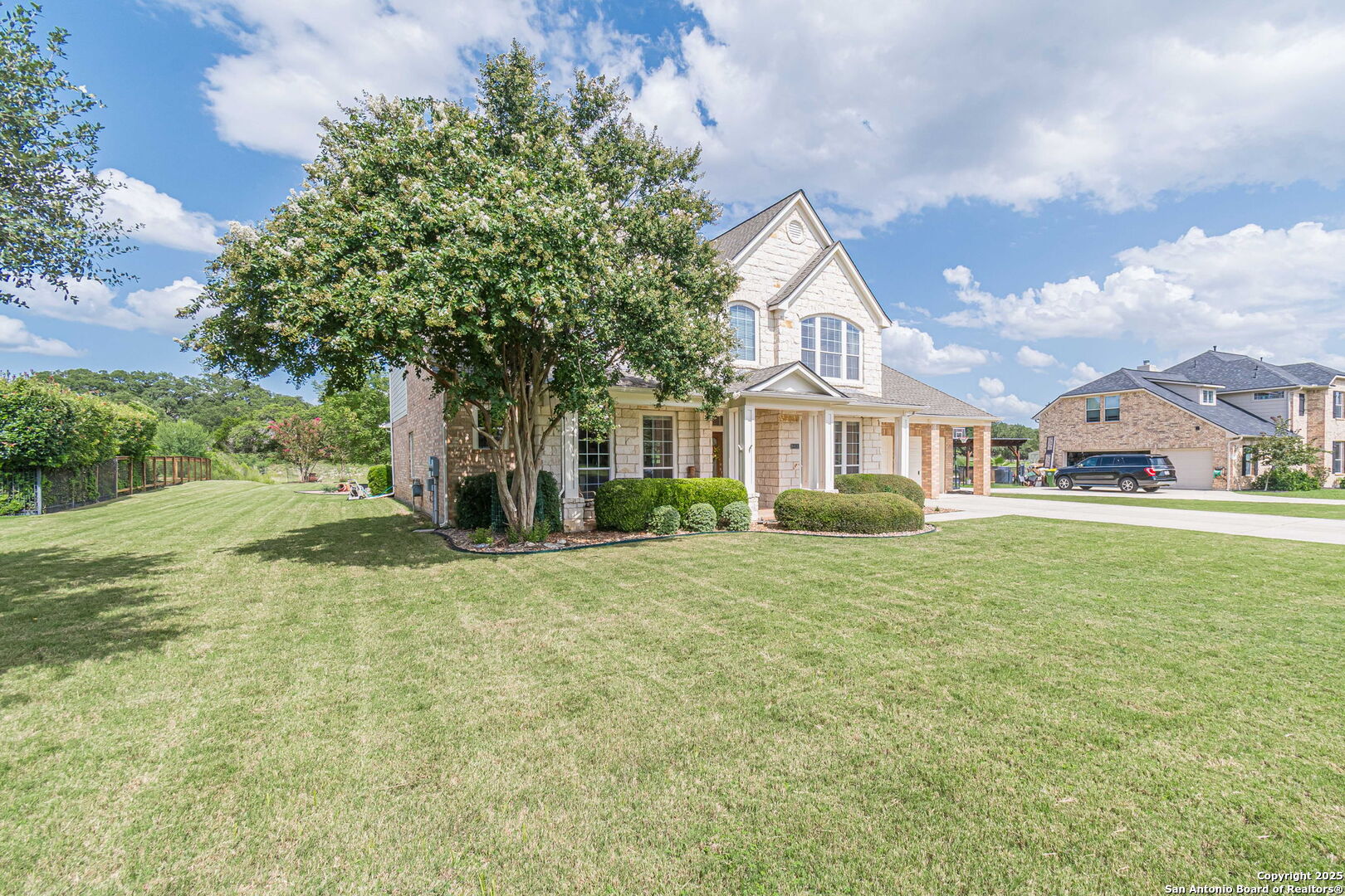 8411 Monument Oak