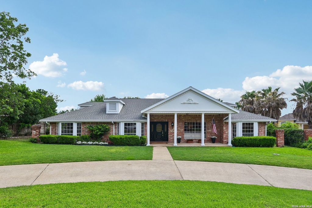 Photo of 211 CHATTINGTON CT, Castle Hills, TX 78213 (MLS # 1993140)