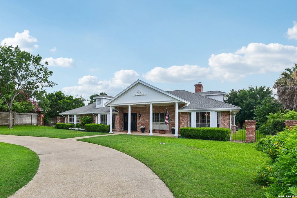 Photo of 211 CHATTINGTON CT, Castle Hills, TX 78213 (MLS # 1993140)