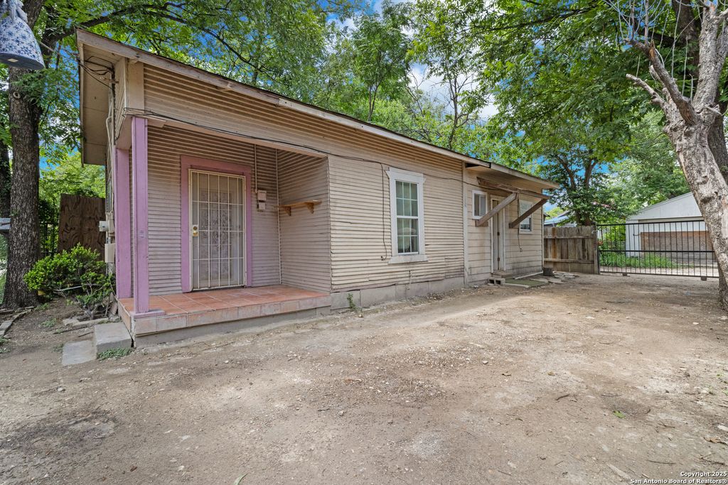 Photo of 115 English Way, San Antonio, TX 78207 (MLS # 1875461)