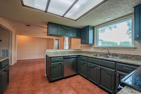 Tiny photo for 1002 RIVER OAK DR, Seguin, TX 78155 (MLS # 1973168)