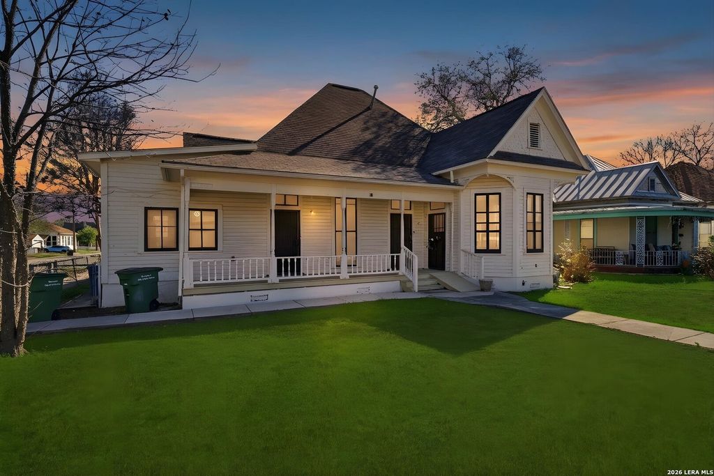 Photo of 530 E Carson St, San Antonio, TX 78208 (MLS # 1950543)