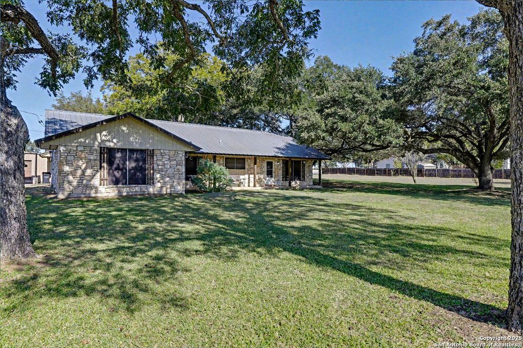 Photo of 307 Us Highway 87, Stockdale, TX 78160 (MLS # 1922752)