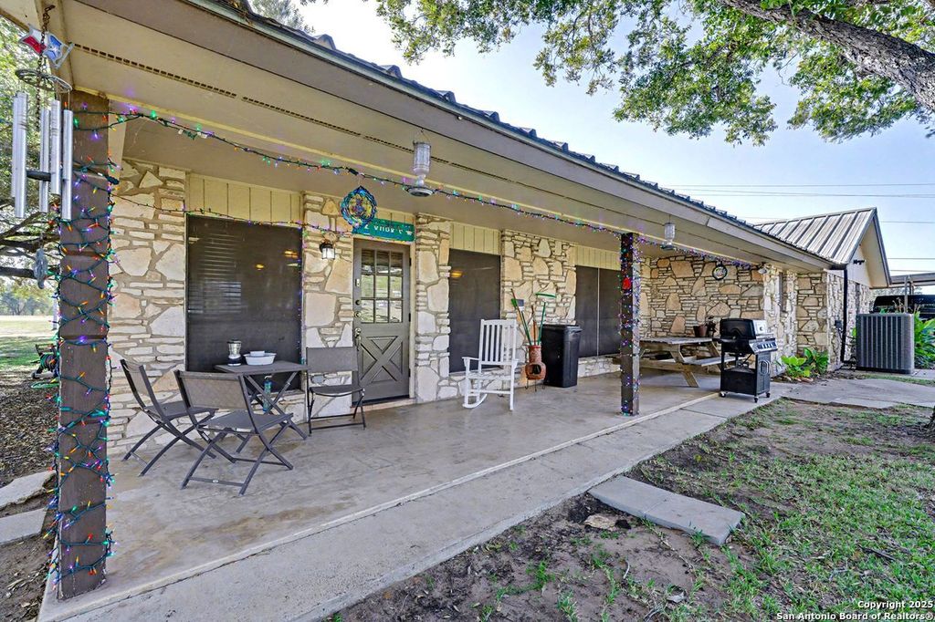 Photo of 307 Us Highway 87, Stockdale, TX 78160 (MLS # 1922752)