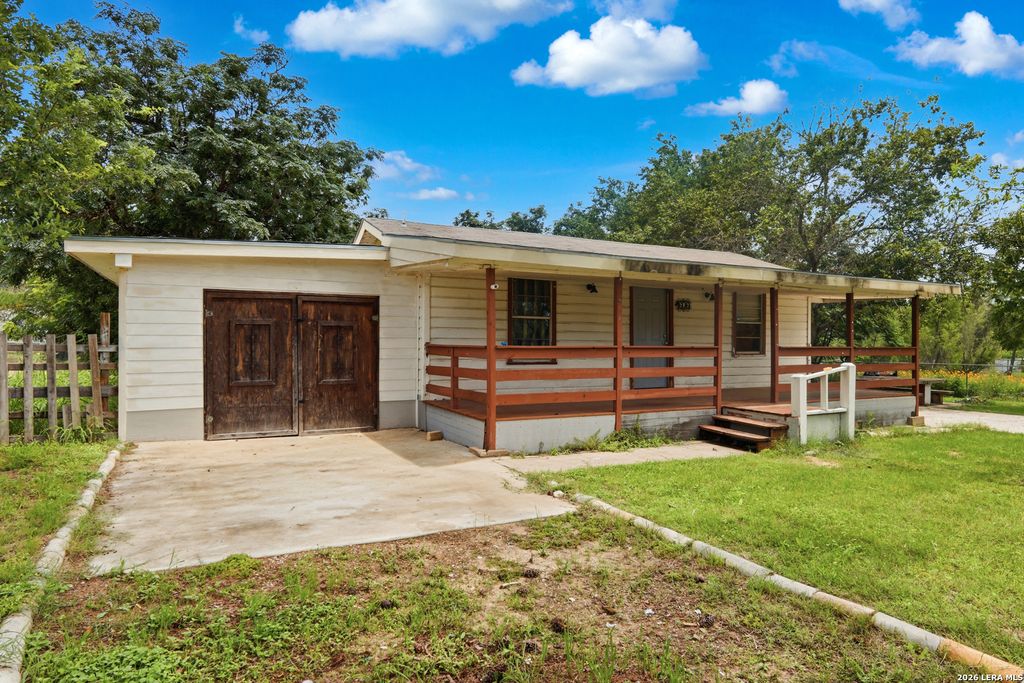 Photo of 606 VIEWPOINT DR, Poteet, TX 78065 (MLS # 1994154)