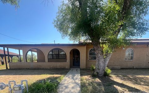 A home in Carrizo Springs