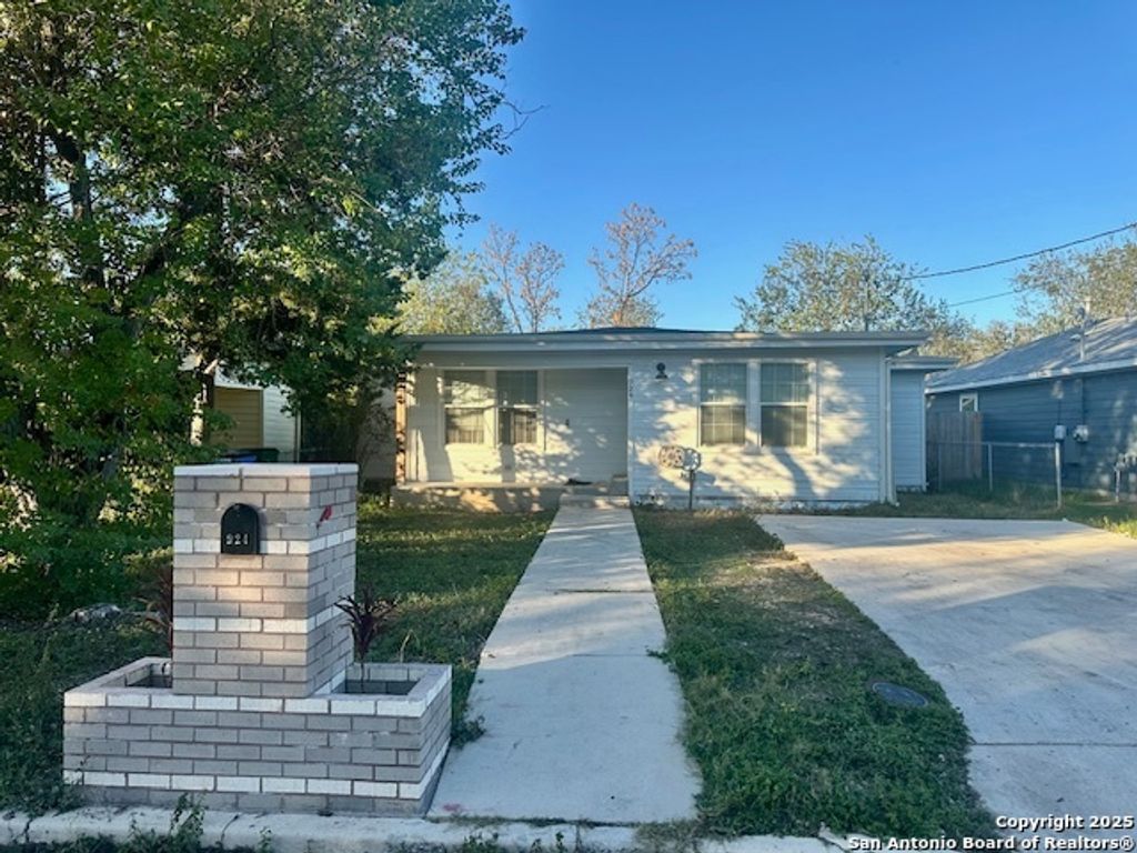 Photo of 924 Allende, Seguin, TX 78155 (MLS # 1927312)