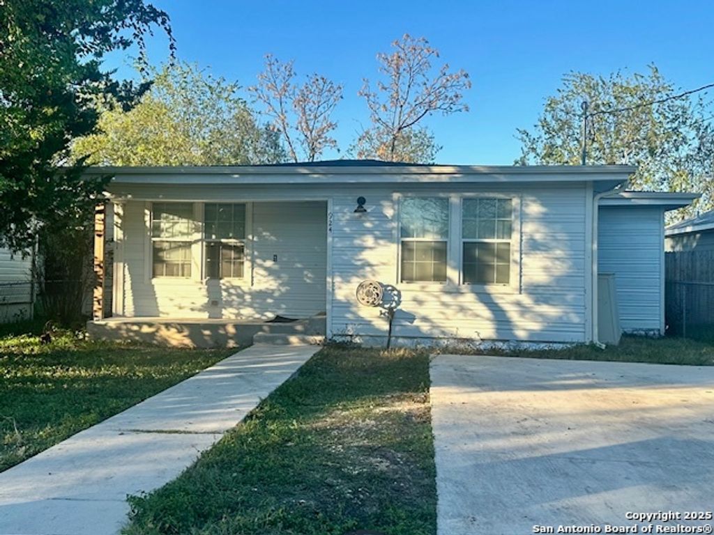 Photo of 924 Allende, Seguin, TX 78155 (MLS # 1927312)