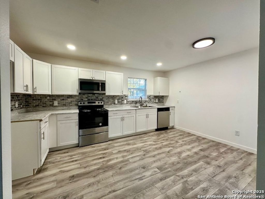 Photo of 924 Allende, Seguin, TX 78155 (MLS # 1927312)