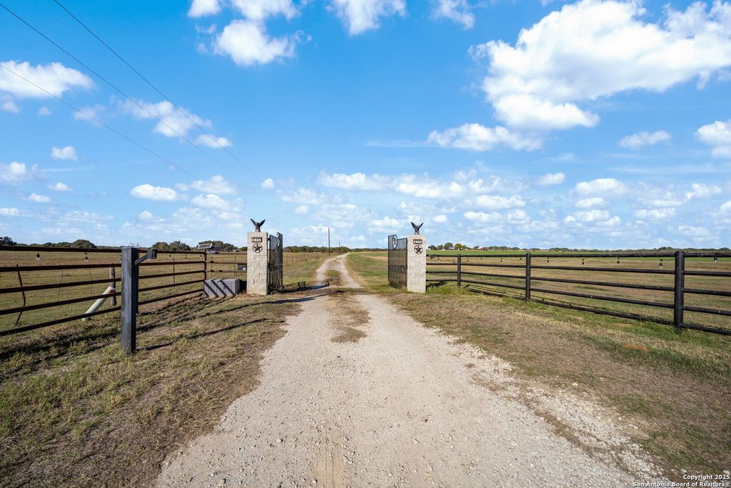 Photo of 615 Fairview, Pleasanton, TX 78064 (MLS # 1927736)