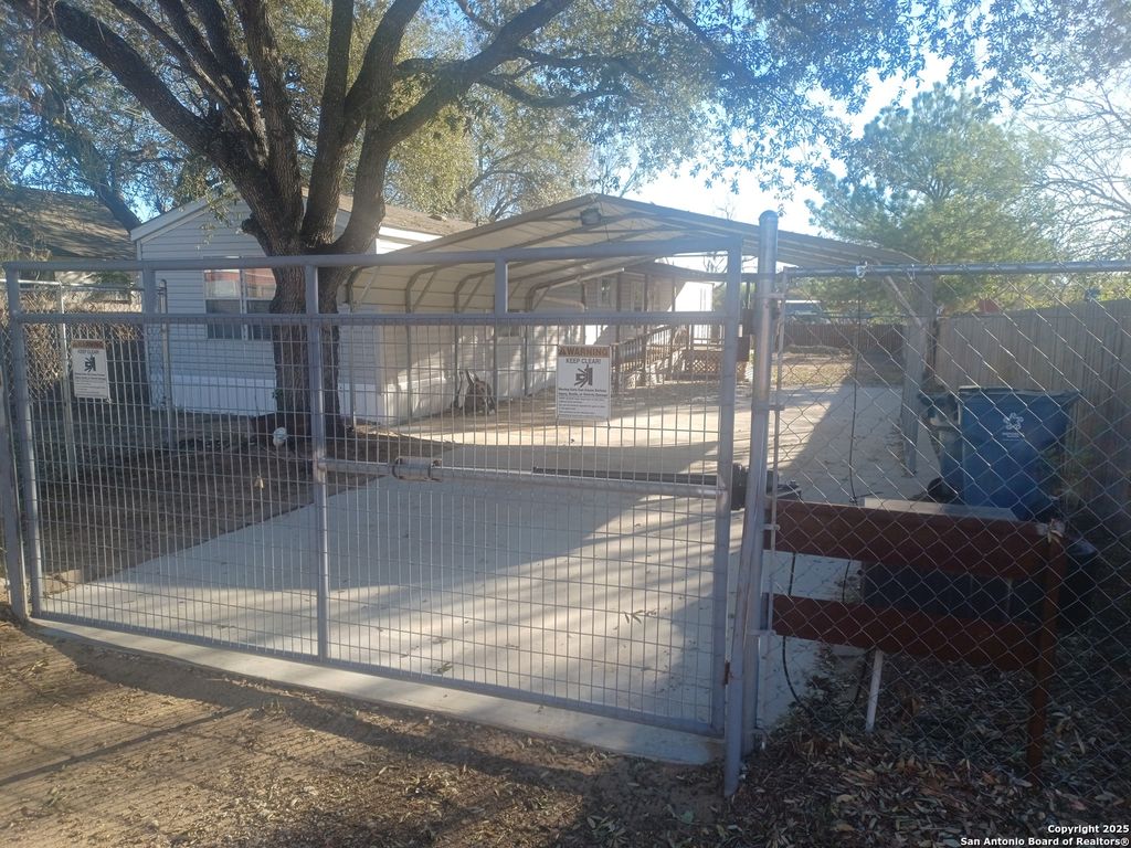 Photo of 400 Dr., Pleasanton, TX 78064 (MLS # 1919985)