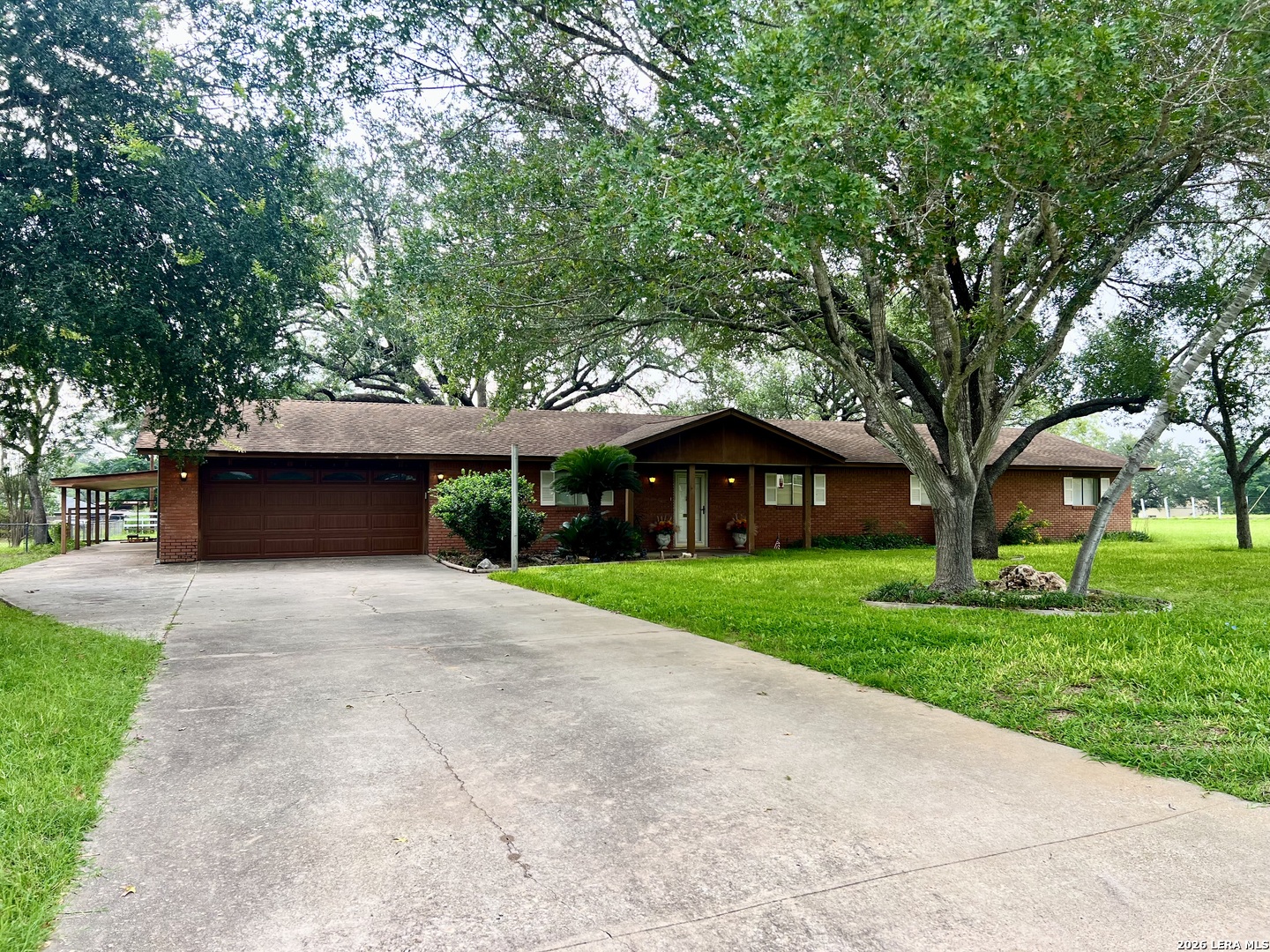 902 OAKRIDGE DR