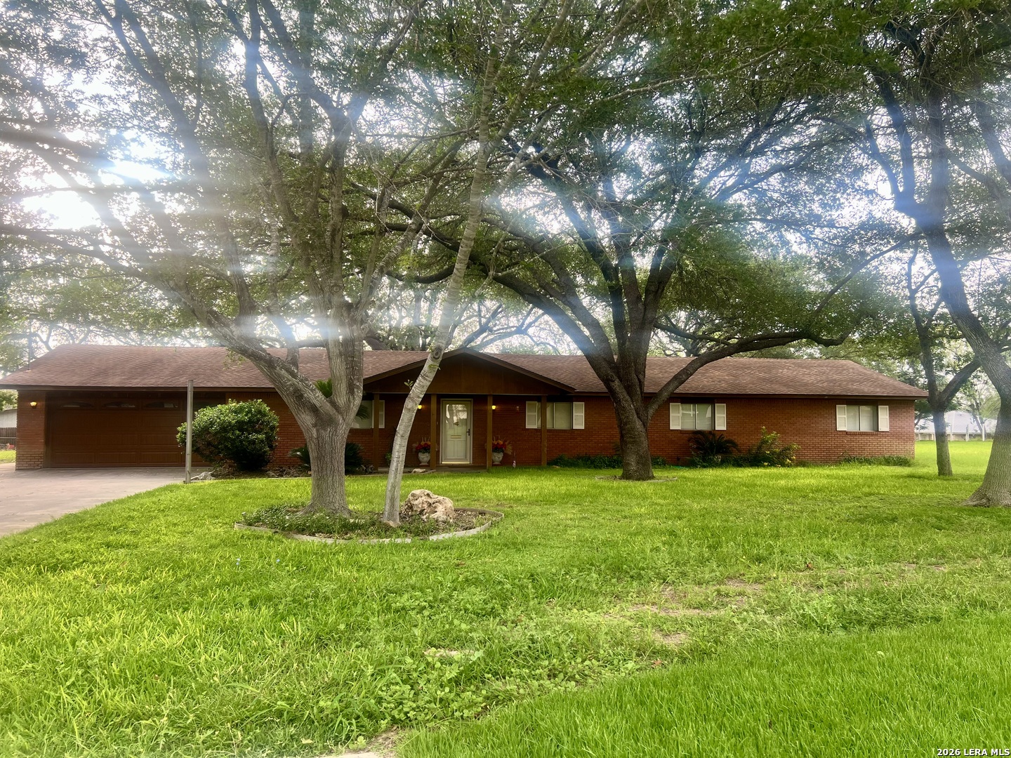 902 OAKRIDGE DR