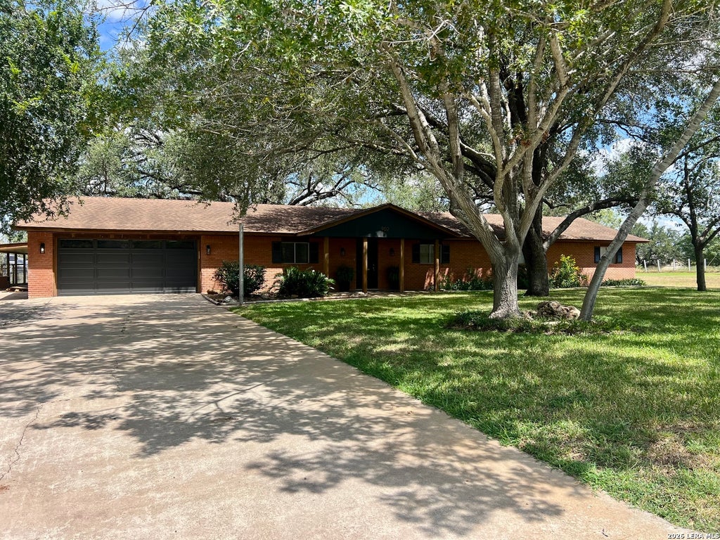 Photo of 902 Oakridge Dr, Pleasanton, TX 78064 (MLS # 1990253)