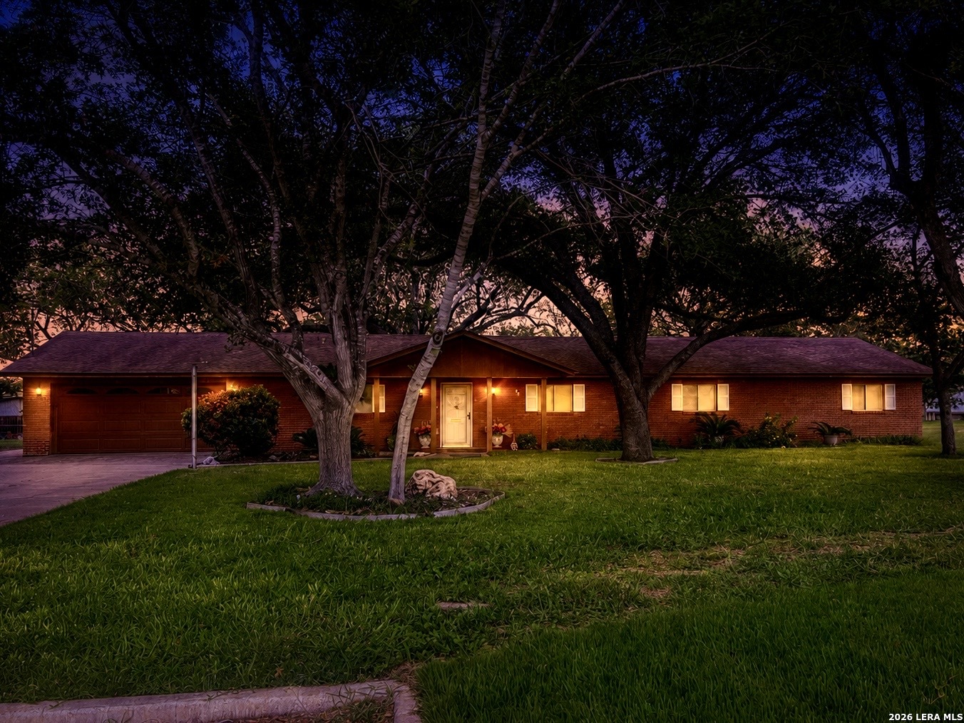 902 OAKRIDGE DR