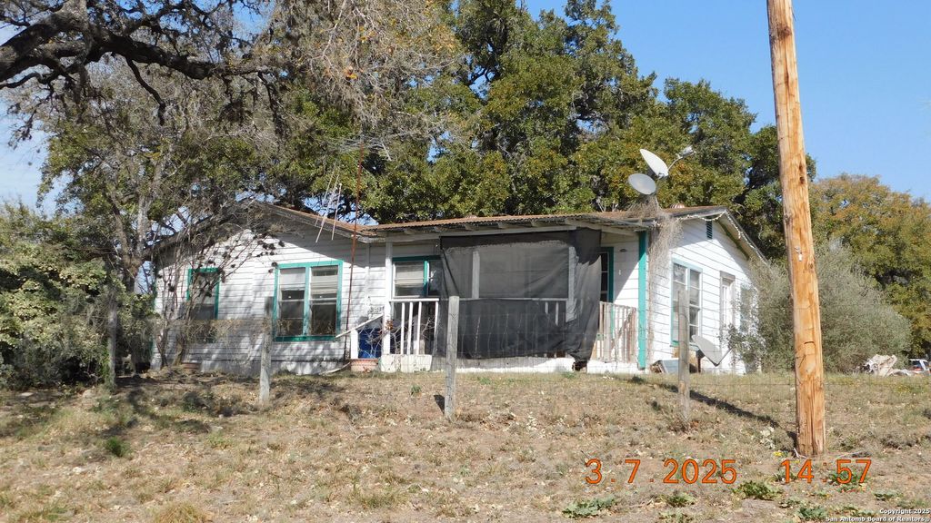 Photo of 210 Colwell, Pleasanton, TX 78064 (MLS # 1871764)
