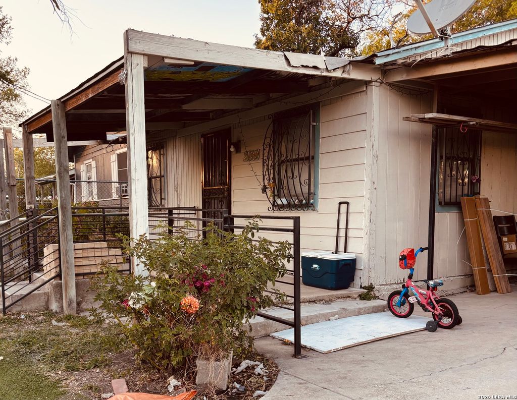 Photo of 2033 W Laurel, San Antonio, TX 78201 (MLS # 1936069)