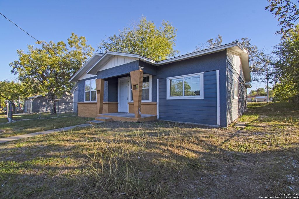 Photo of 767 Taylor Avenue, Seguin, TX 78155 (MLS # 1929915)