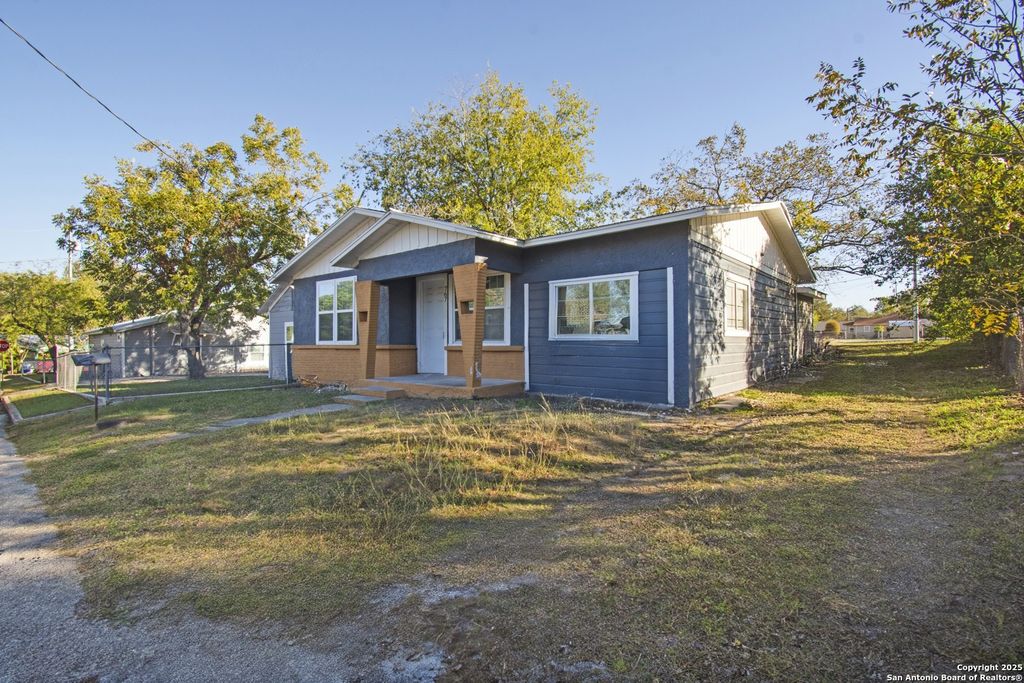 Photo of 767 Taylor Avenue, Seguin, TX 78155 (MLS # 1929915)