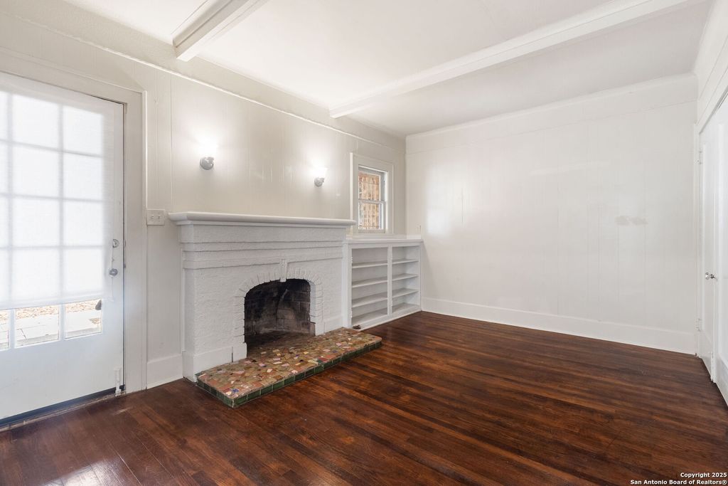 Photo of 1618 W KINGS HWY 1618 #1618, San Antonio, TX 78201 (MLS # 1938890)