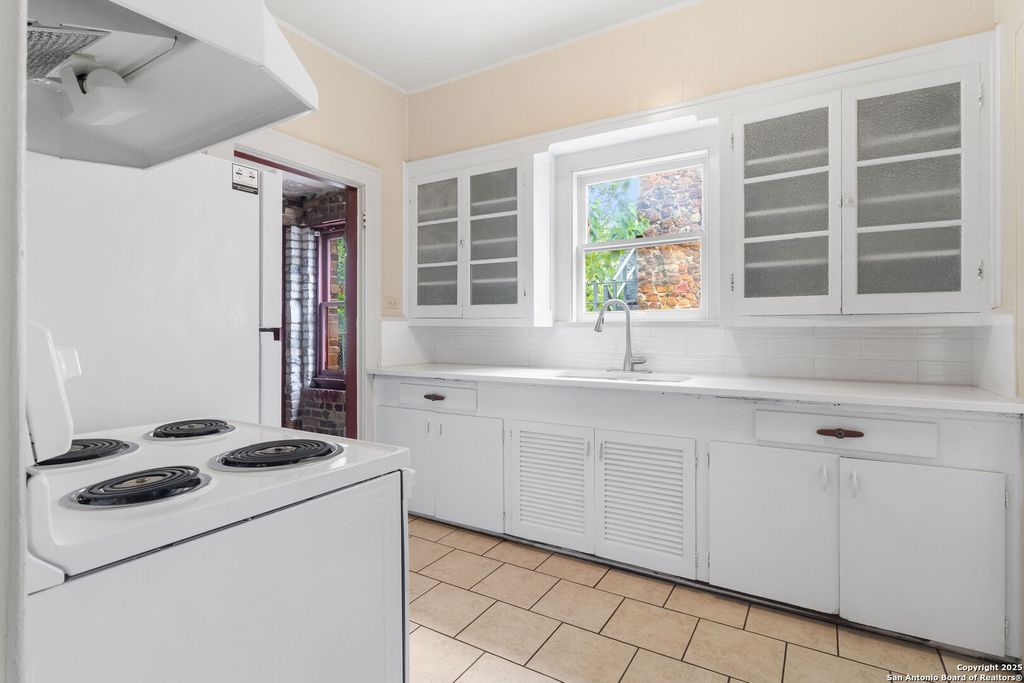 Photo of 1618 W KINGS HWY 1618 #1618, San Antonio, TX 78201 (MLS # 1938890)