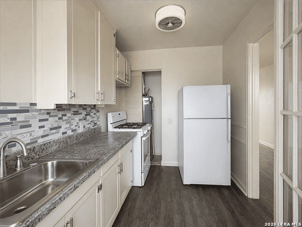 Photo of 1511 W Woodlawn Ave 4 #4, San Antonio, TX 78201 (MLS # 1956429)