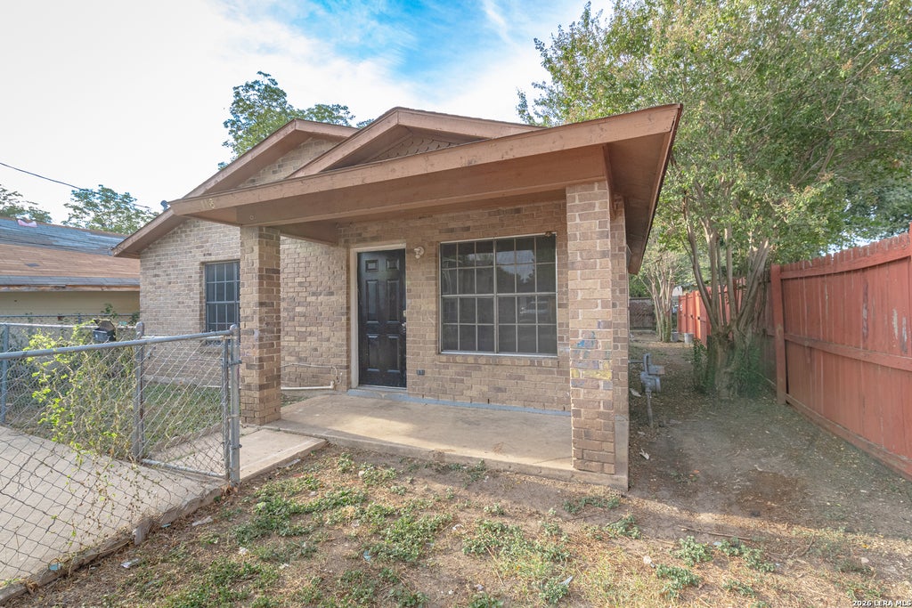 Photo of 118 CALLES ST, San Antonio, TX 78207 (MLS # 2019604)