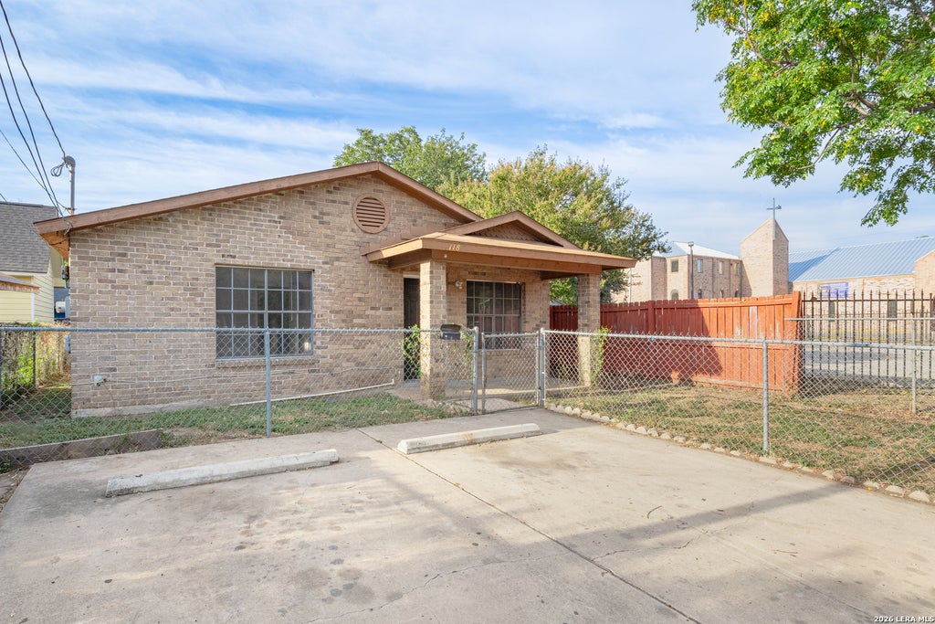 Photo of 118 CALLES ST, San Antonio, TX 78207 (MLS # 2019604)