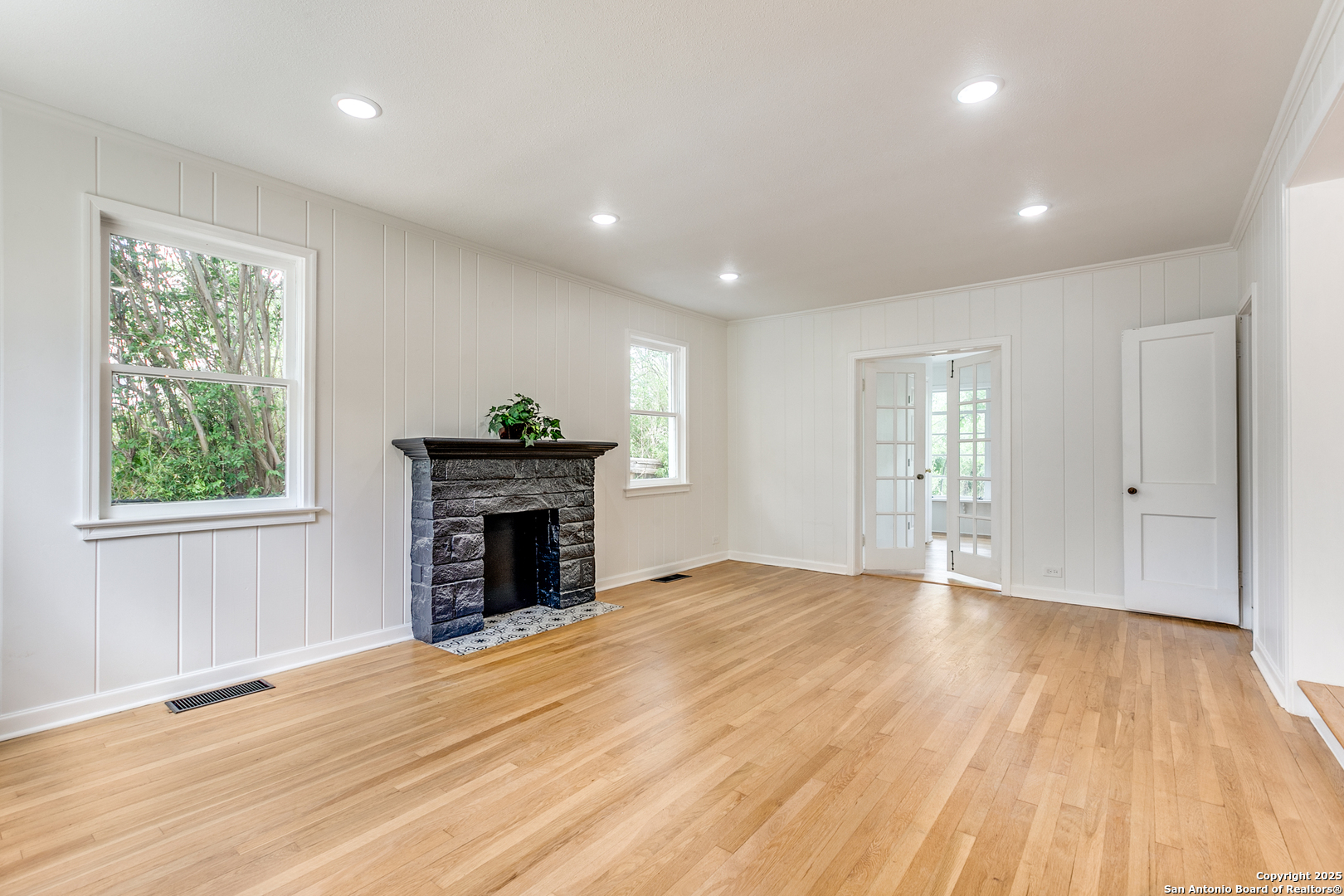 123 W Mandalay